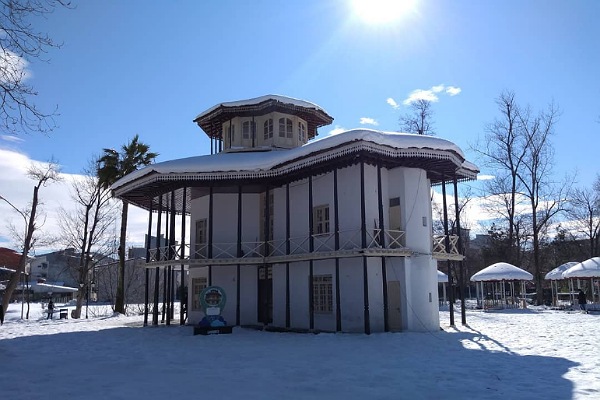 عکس عمارت کلاه فرنگی رشت در زمستان