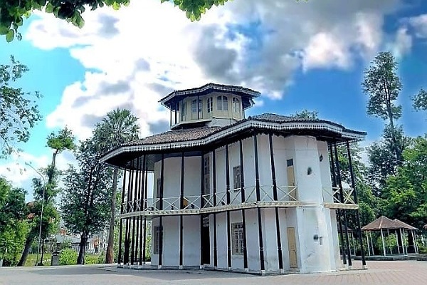 عکس عمارت کلاه فرنگی در پارک شهر رشت