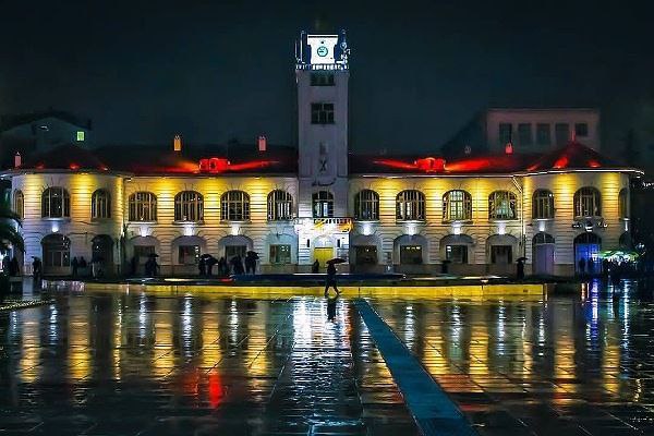 تصویر ساختمان شهرداری رشت در شب