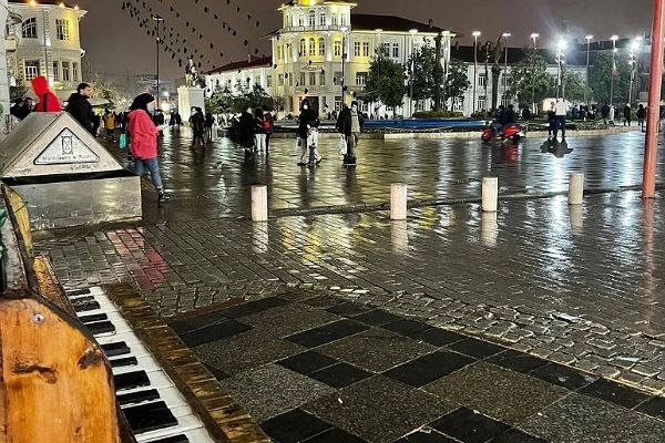 تصویر میدان شهرداری رشت در روز بارونی
