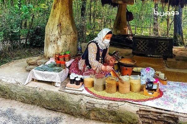فروش سوغات در موزه میراث روستایی گیلان