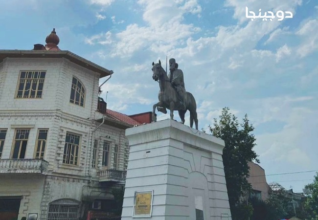 مجسمه میرزا کوچک خان جنگلی در میدان شهرداری رشت