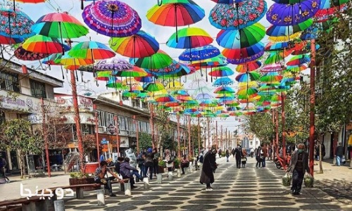 چترهای رنگی نصب شده در خیابان امام خمینی به سمت شهرداری رشت