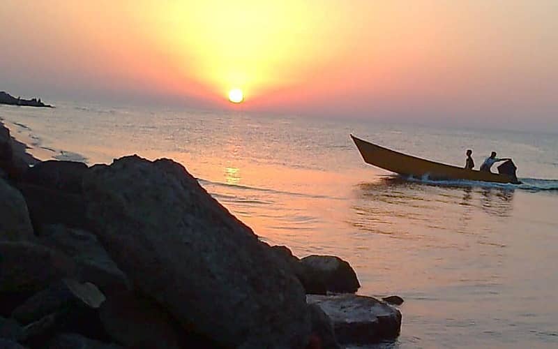 ماهیگیرهای ساحل امیرآباد لاهیجان در غروب آفتاب