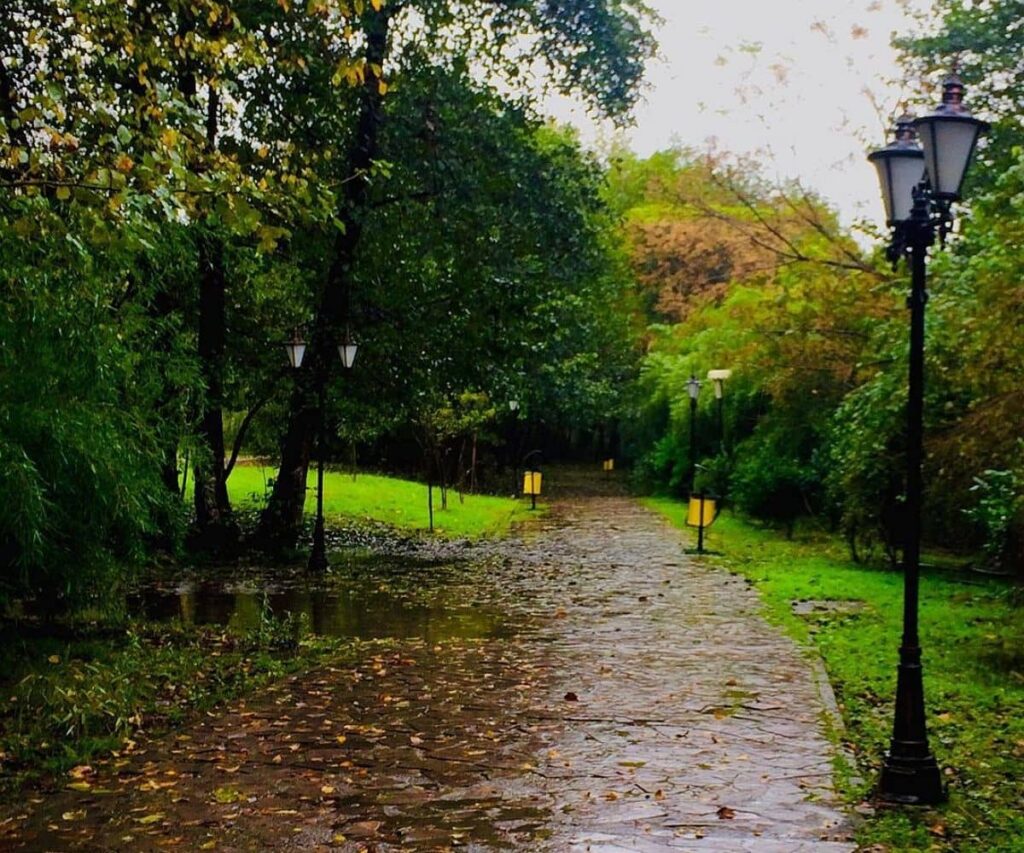 پارک مفاخر در یک روز بارانی