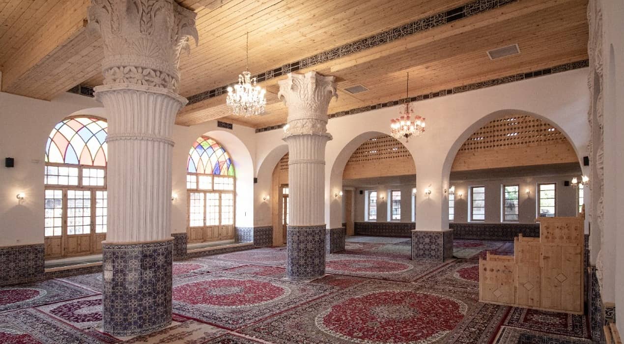 فضای زیبای داخلی مسجد صفی رشت