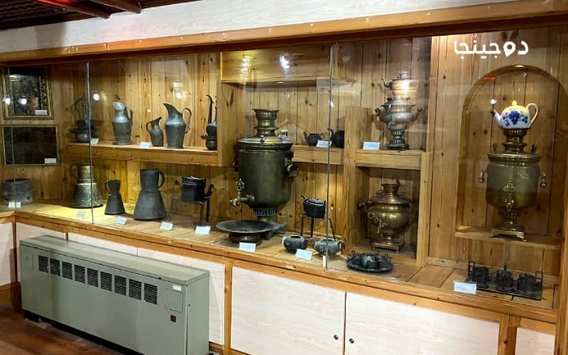 ویترین ادوات کشت چای در موزه چای لاهیجان