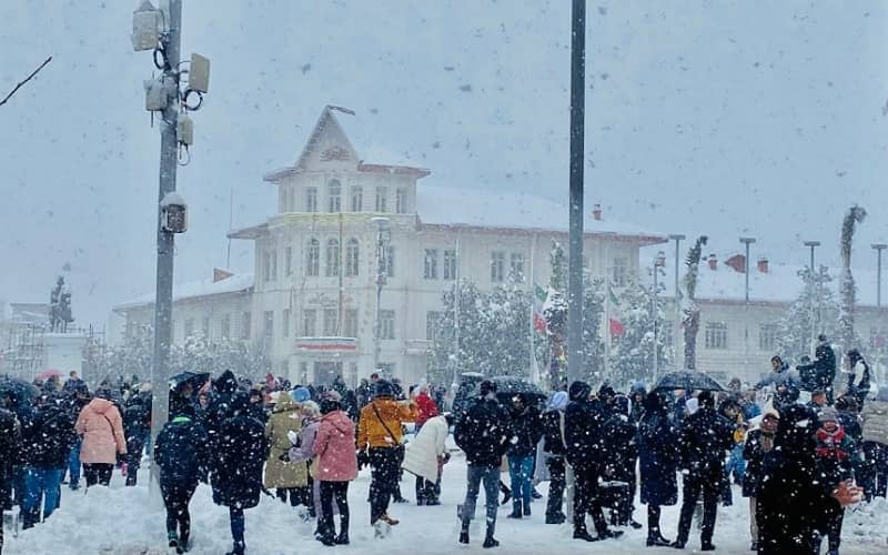 برف بازی مردم در میدان شهرداری رشت