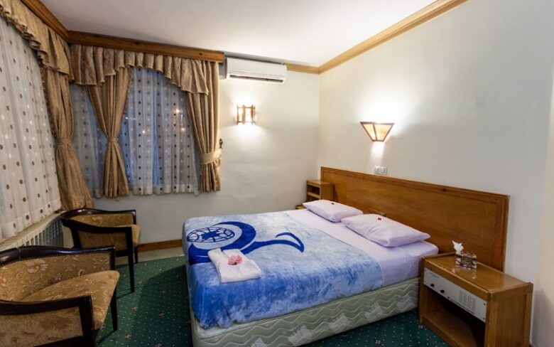 تصویری یکی از اتاق های هتل جهانگردی لاهیجان