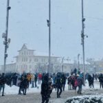 شادی و برف بازی مردم در میدان شهرداری رشت