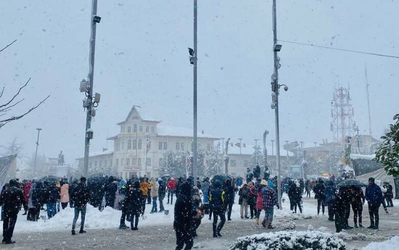 شادی و برف بازی مردم در میدان شهرداری رشت
