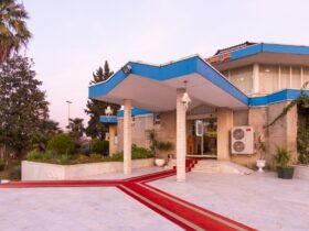 ورودی هتل جهانگردی لاهیجان