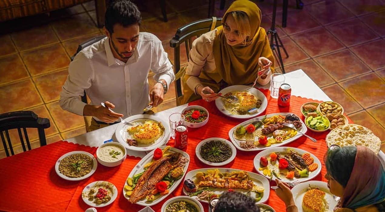 رستوران های دور استخر لاهیجان