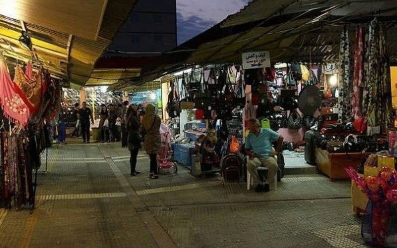 بازار انزلی در شب
