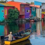 تصویری از قایق و خانه های رنگی انزلی